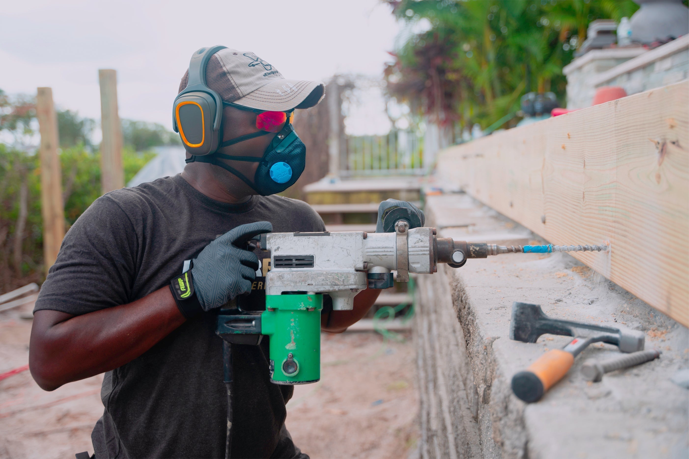 How Bluetooth Earbuds Benefit Construction Workers