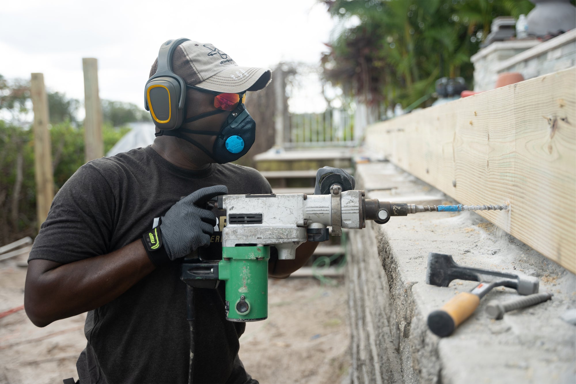 How Bluetooth Earbuds Benefit Construction Workers